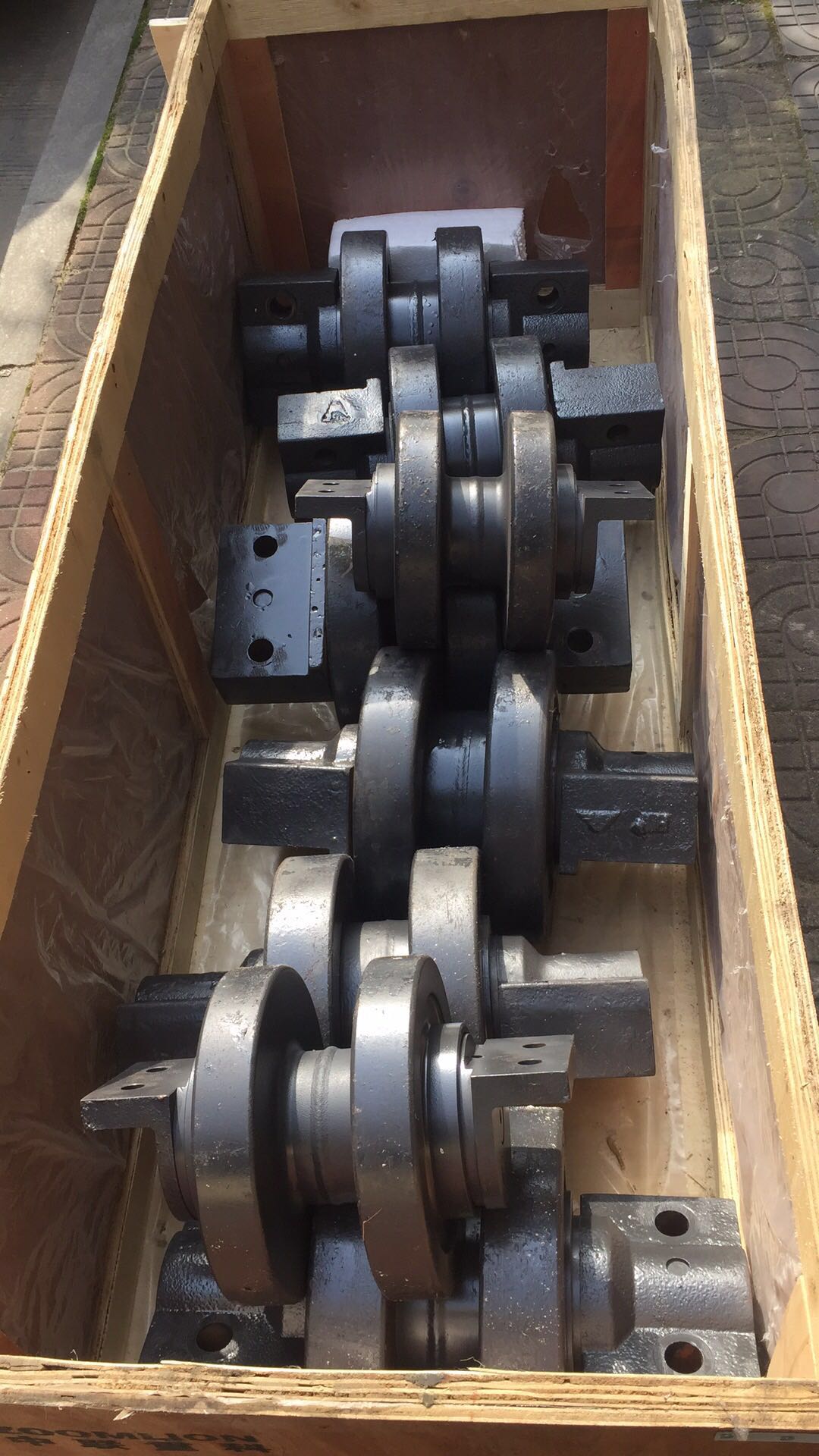 ZOOMLION QUY70 crawler crane  Track roller and Track carrier roller assy QUY65-24-2 1031400005 QUY65-24-3 1031400039