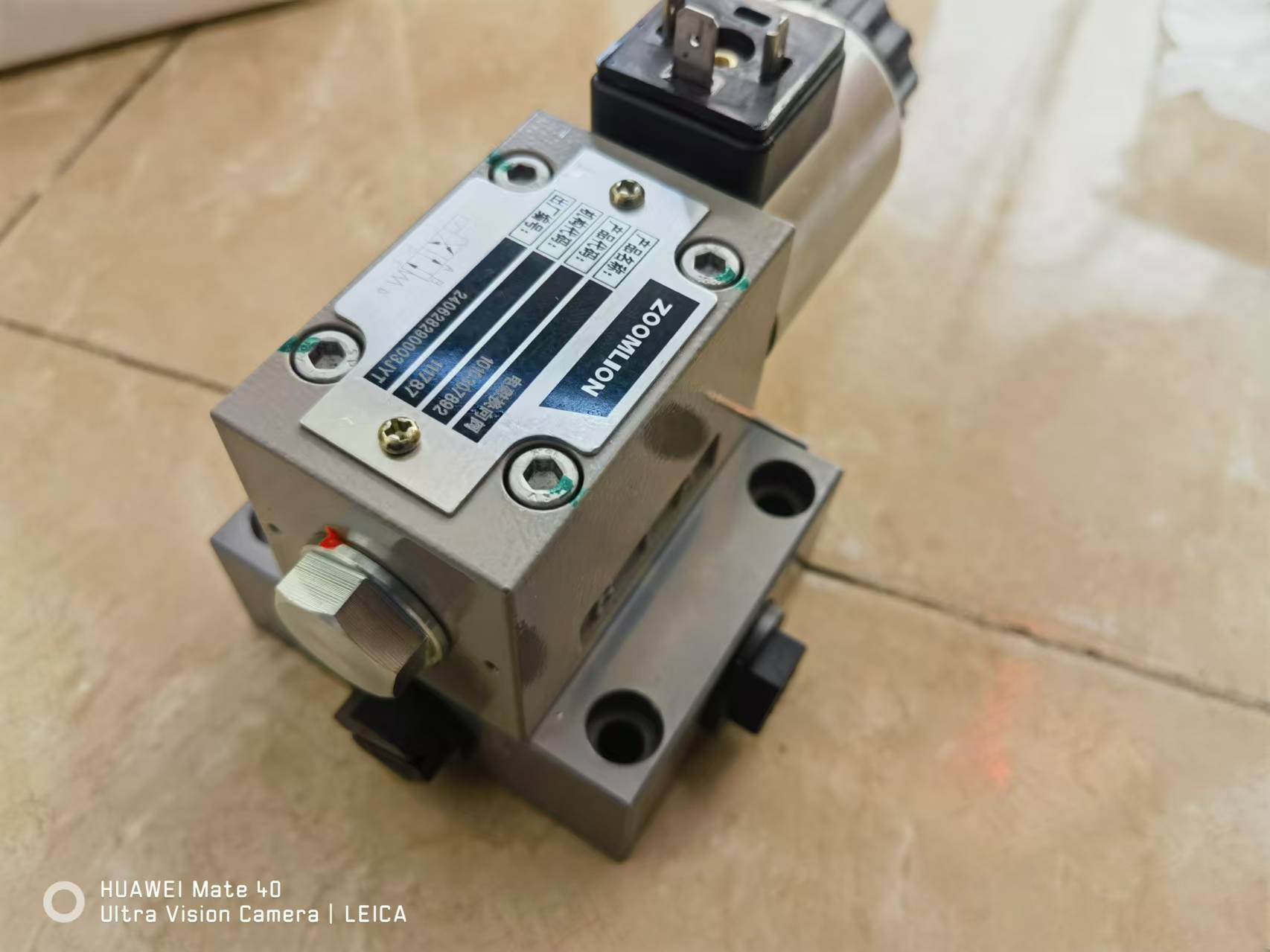 ZOOMLION ZCC550H crawler crane 1010300502 Solenoid operated directional control valve and valve plate 