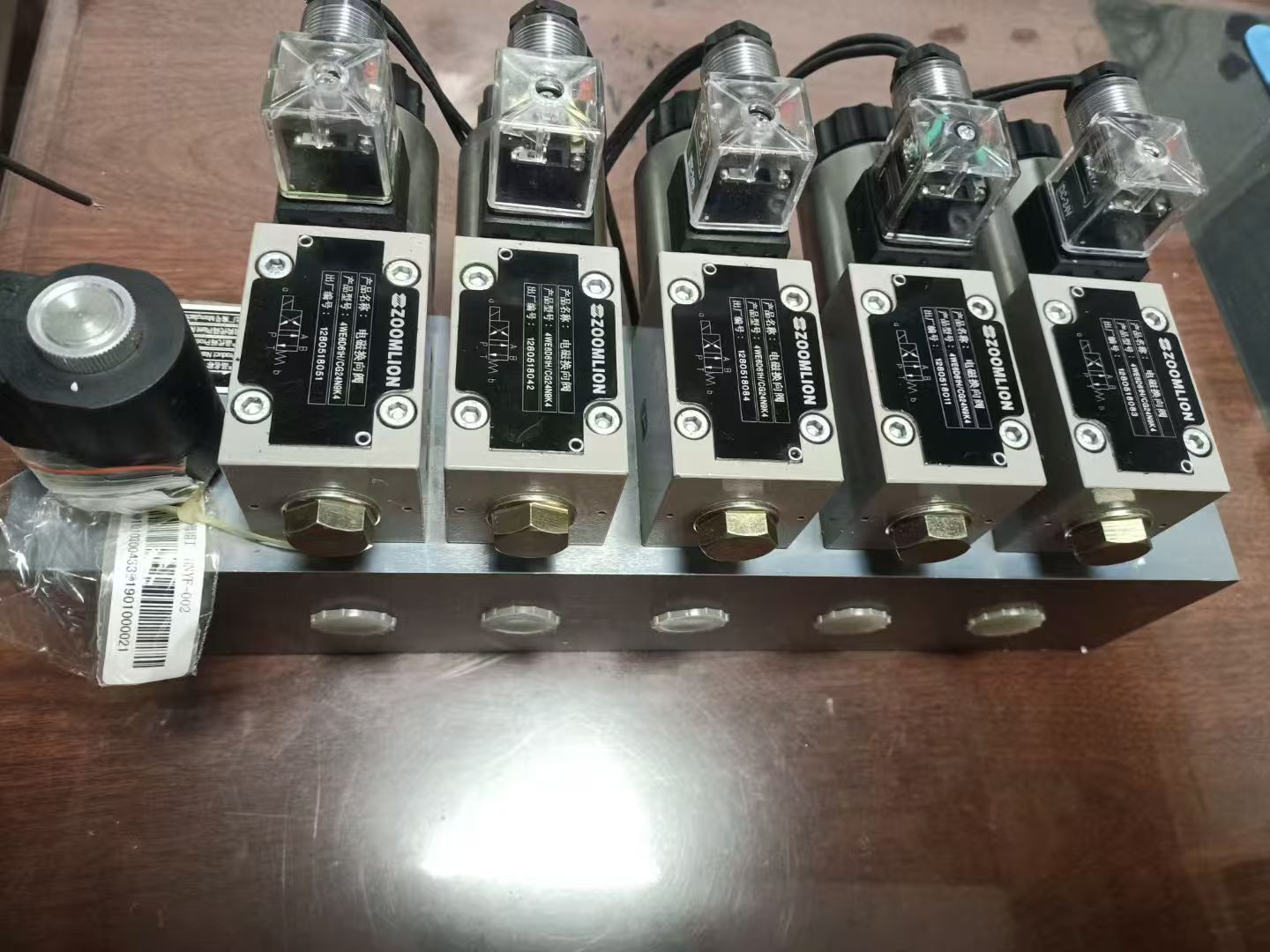 ZOOMLION truck crane Control valve block  1010300433 HNYF-002 Solenoid valve 4WE6D61H/CG24N9K4